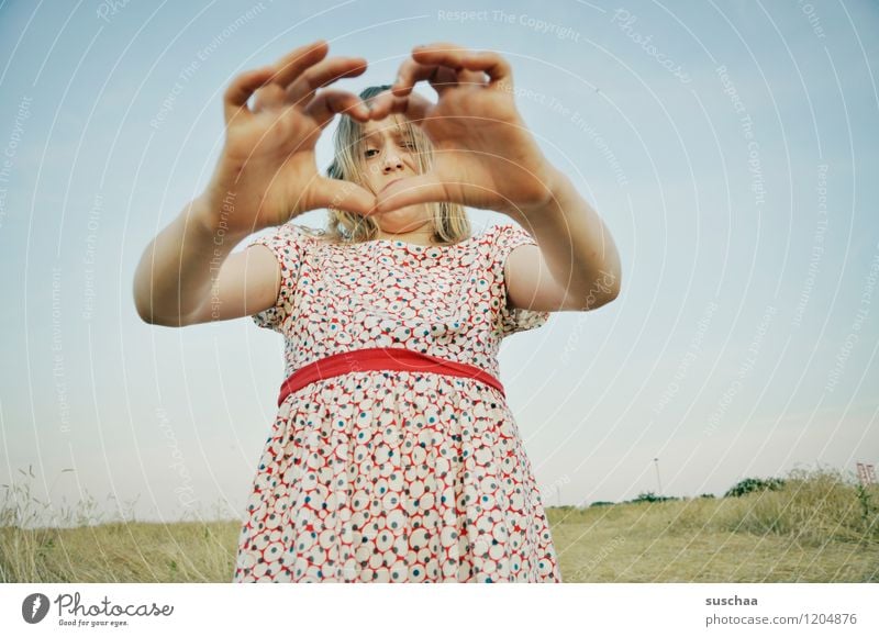 es war einmal im sommer ........ Kind Mädchen Gesicht Arme Hand Finger Kleid Zeichen Außenaufnahme Feld Sommer Himmel Horizont retro Perspektive lustig Liebe