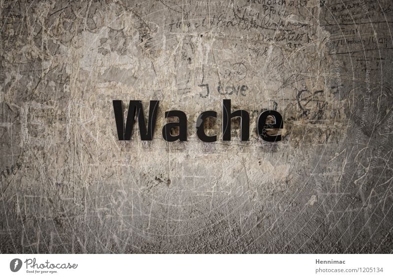 geschoben. Dienstleistungsgewerbe Mauer Wand Fassade Stein Beton Schriftzeichen braun grau schwarz Vertrauen Typographie Wachsoldat Wachposten eingeritzt