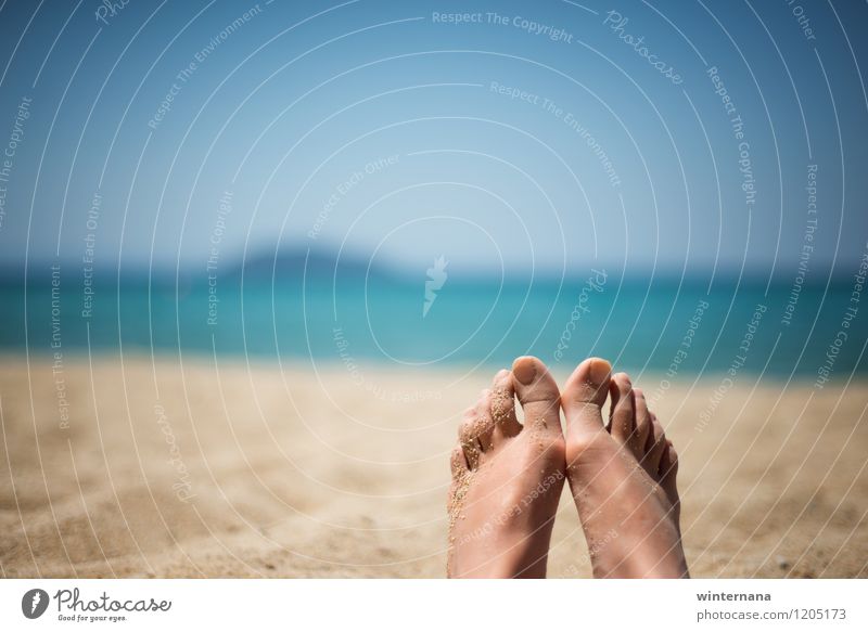 Entspannung am Strand Ferien & Urlaub & Reisen Abenteuer Freiheit Sommer Sonne Insel Junge Frau Jugendliche Leben Fuß Erde Wasser Himmel frei blau mehrfarbig