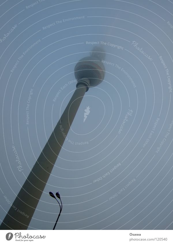 Fernsehturm und Laterne Alexanderplatz Mitte Berlin Osten Gebäude Bauwerk Wahrzeichen Nebel Wolken dunkel Hochnebel Straßenbeleuchtung Lampe Licht 2 trüb Winter