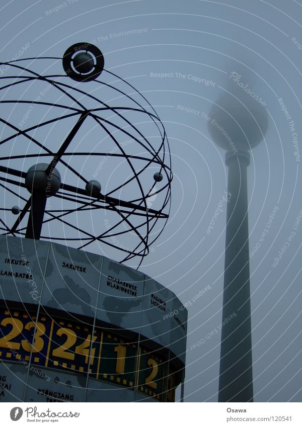 Fernsehturm und Weltzeituhr Alexanderplatz Mitte Berlin Osten Gebäude Bauwerk Wahrzeichen Nebel Wolken dunkel Hochnebel Lampe 2 trüb Winter Denkmal Turm