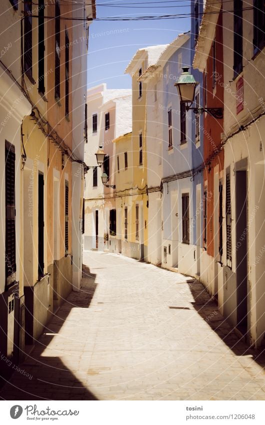 Gasse in einem südeuropäischen Dorf Stadt eng Tag Haus Schatten Sonne Sommer Wege & Pfade Straße Pflastersteine Kopfsteinpflaster Menschenleer Architektur