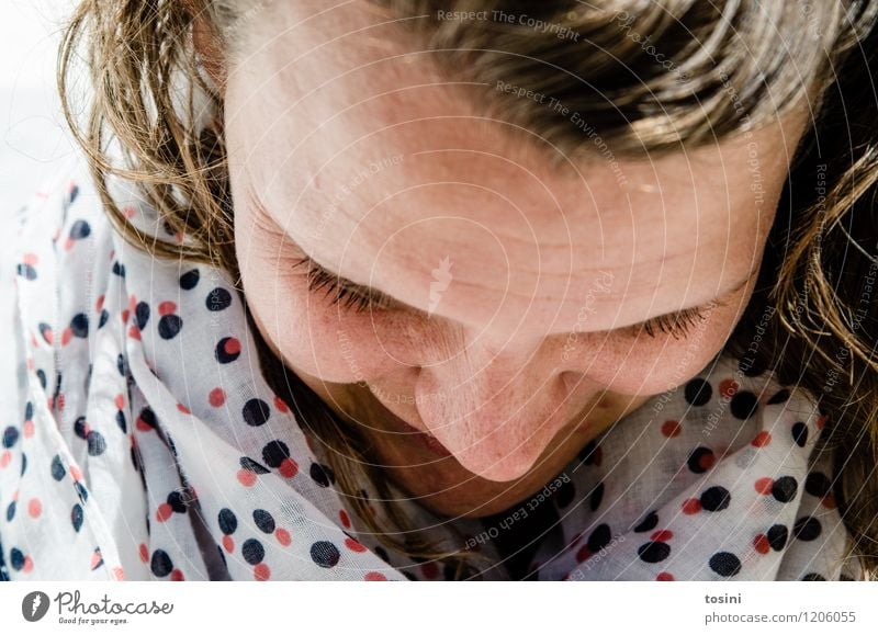 Lass das Mensch 1 weiß Schüchternheit Porträt Frau Junge Frau Stirn Halstuch Punkt Pünktchen Wegsehen Angst Farbfoto Außenaufnahme Blick nach unten