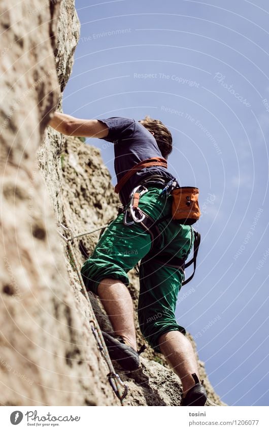 Junger Mann klettert am Seil einen Berg hinauf 1 Mensch sportlich Klettern stark Krafttraining Sportler Kletterseil Kletterschuh Kletterausrüstung Himmel