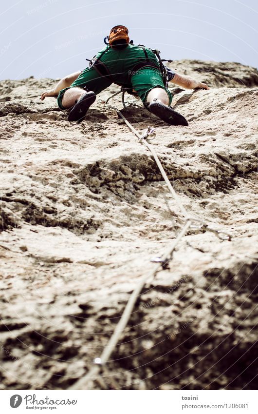 Junger Mann klettert am Seil einen Berg hinauf 1 Mensch sportlich Klettern stark Krafttraining Sportler Kletterseil Kletterschuh Kletterausrüstung Himmel