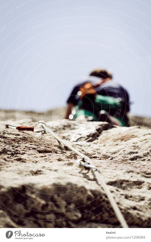 Junger Mann klettert am Seil einen Berg hinauf 1 Mensch sportlich Klettern stark Krafttraining Sportler Kletterseil Kletterschuh Kletterausrüstung Himmel