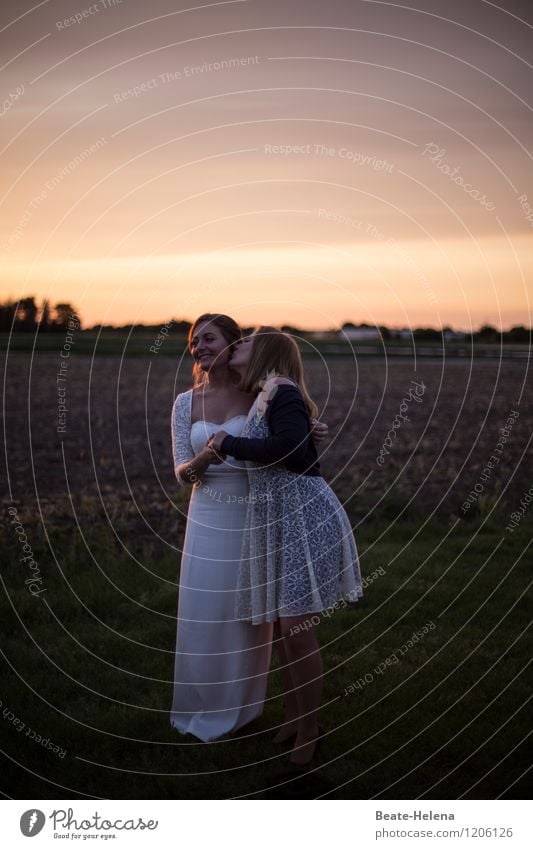 Himmlische Zeiten Freude Glück Wohlgefühl Zufriedenheit Junge Frau Jugendliche Freundschaft Körper Natur Himmel Sommer Schönes Wetter Wiese Kleid Feste & Feiern