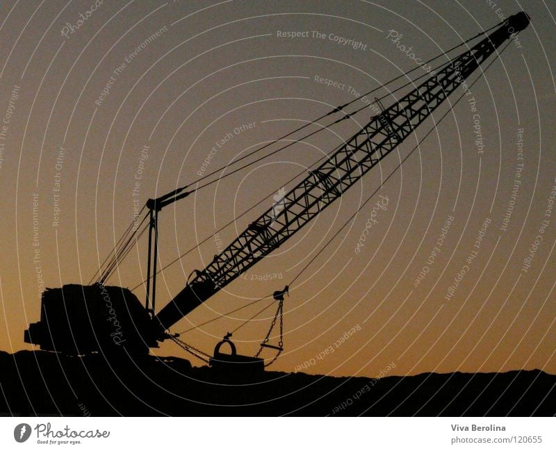 Feierabend Kran Baustelle Sonnenuntergang Sonnenaufgang schwarz Silhouette Schattenspiel Dämmerung Handwerk Technik & Technologie Seil Himmel Kontrast