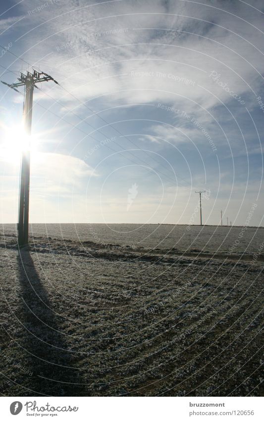 AC/DC Elektrizität Hochspannungsleitung Strommast Energiewirtschaft Wolken Winter Feld Fußweg ländlich Hunsrück kalt Gegenlicht Winterhimmel Horizont