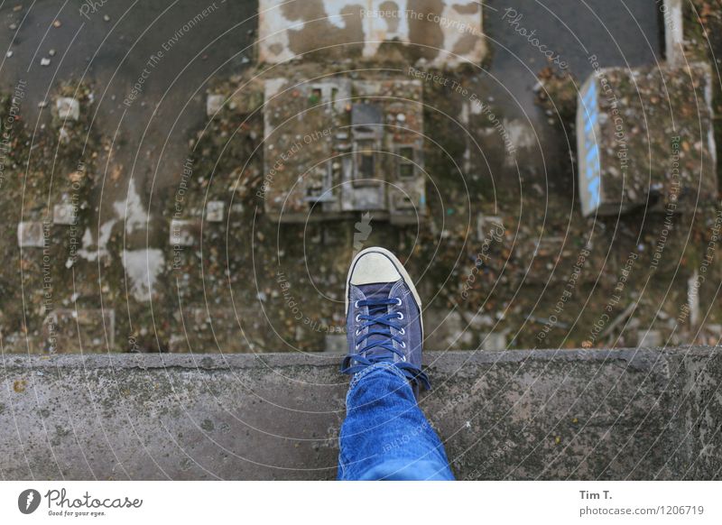 ein Schritt Fuß 1 Mensch Schuhe Turnschuh Ende Endzeitstimmung Farbfoto Außenaufnahme Tag Vogelperspektive