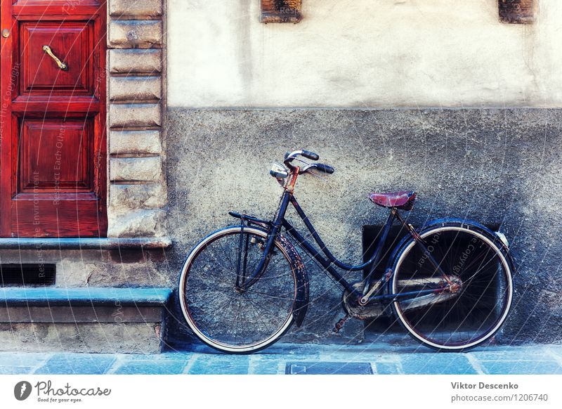 Weinlesefahrrad gegen die Wand vor der Tür Lifestyle Stil Leben Sommer Haus Kultur Kleinstadt Stadt Gebäude Architektur Fassade Verkehr Straße Stein alt dreckig