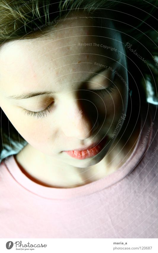 ein kleiner engel Mädchen Kind schön verlegen Denken feminin T-Shirt rosa Wimpern bescheiden zart geschlossene Augen Blick ruhig Mund Haare & Frisuren Wind