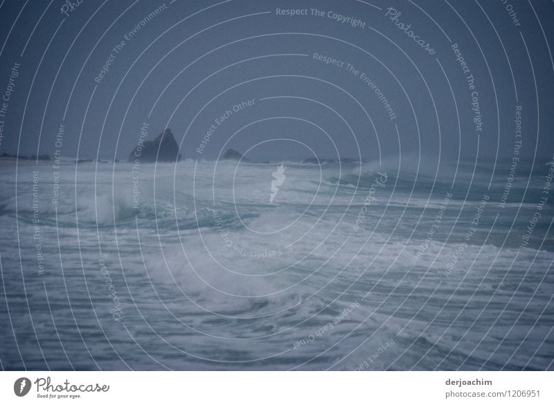 . Stürmische See / Meer mit starker Brandung. Im Hintergrund  sind Felsen zu sehen. Dunkler Himmel.Am Ende der Welt exotisch Schwimmen & Baden Umwelt Wasser