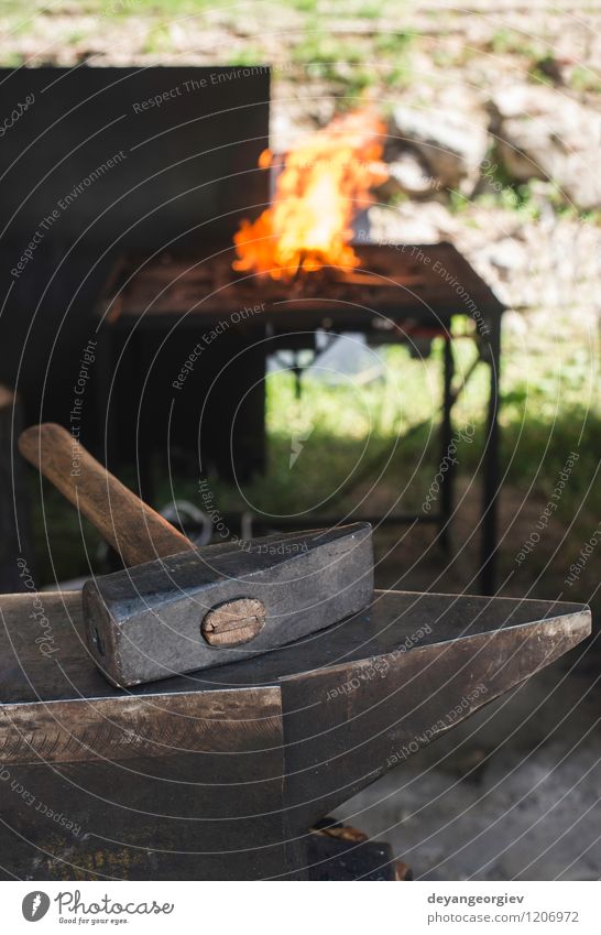 Schraubstock und Amboss in einem Schmiedegeschäft. Arbeit & Erwerbstätigkeit Handwerk Werkzeug Hammer Metall Stahl alt dreckig heiß retro rot Tradition Feuer