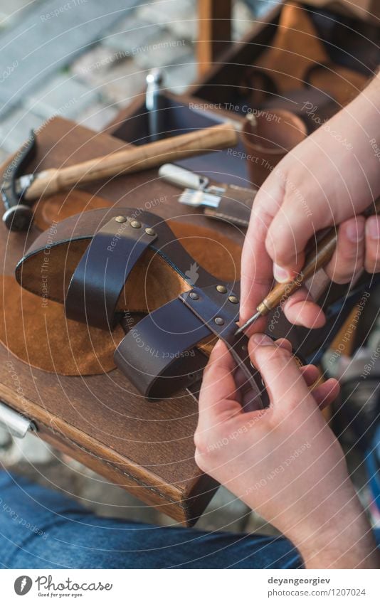 Schuhe manuell machen Basteln Arbeit & Erwerbstätigkeit Handwerk Werkzeug Mensch Mann Erwachsene Leder alt Tradition Schuster Werkstatt Fähigkeit Produktion