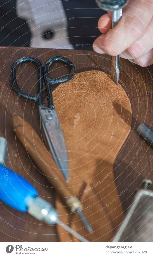 Schuhe manuell machen Basteln Arbeit & Erwerbstätigkeit Handwerk Business Werkzeug Hammer Frau Erwachsene Mann Fuß Kultur Leder alt Tradition Schuster Werkstatt