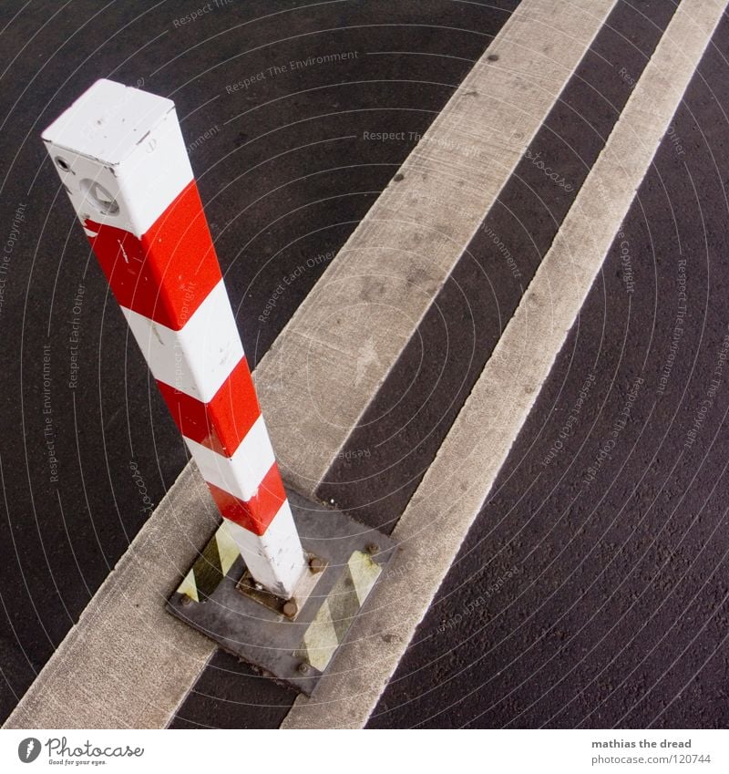 DON'T CROSS THE LINE Stadt Asphalt hart unbequem porig schwarz grau trist Streifen gelb parallel Sauberkeit Poller erlauben rot-weiß befestigen Schraube Eisen