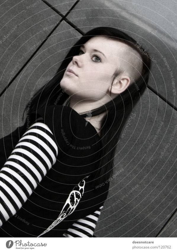 My My My (rebell, yeah!) schön Haare & Frisuren Frau Erwachsene Auge Streifen grau schwarz weiß bleich deathrock undercut Farbfoto Porträt Oberkörper gestreift