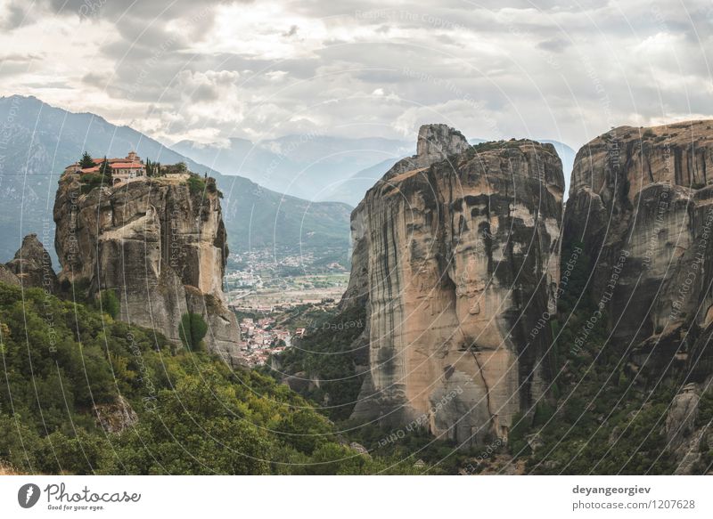 Meteora in Griechenland schön Ferien & Urlaub & Reisen Tourismus Sommer Berge u. Gebirge Natur Landschaft Wald Felsen Kirche Architektur alt Glaube