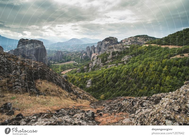 Meteora in Griechenland schön Ferien & Urlaub & Reisen Tourismus Sommer Berge u. Gebirge Natur Landschaft Wald Felsen Kirche Architektur alt Kloster Klippe