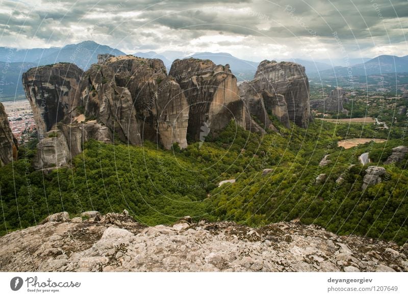 Meteora in Griechenland schön Ferien & Urlaub & Reisen Tourismus Sommer Berge u. Gebirge Natur Landschaft Wald Felsen Kirche Architektur alt Kloster Klippe