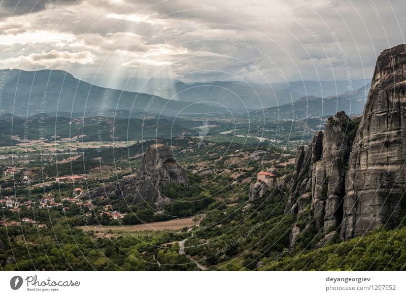 Meteora in Griechenland schön Ferien & Urlaub & Reisen Tourismus Sommer Berge u. Gebirge Natur Landschaft Wald Felsen Kirche Architektur alt Kloster Klippe