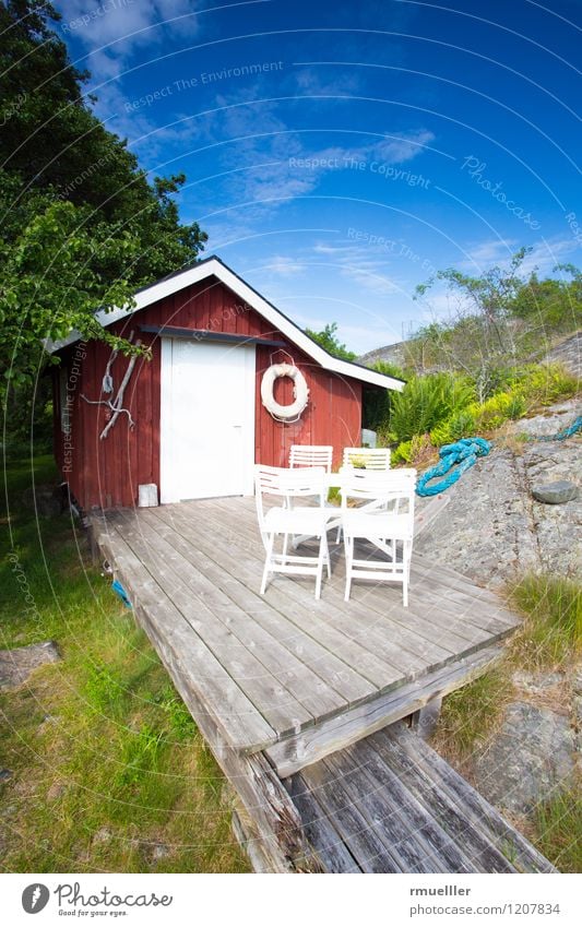 Das rote Ferienhaus Ferien & Urlaub & Reisen Ausflug Ferne Insel Himmel Pflanze Wiese Menschenleer Haus Terrasse Holz Erholung genießen Häusliches Leben blau