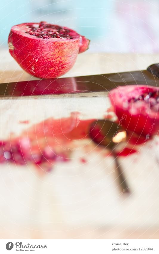 bloody fruits Lebensmittel Frucht Ernährung Bioprodukte Vegetarische Ernährung Messer Löffel Küche Holz Metall Essen genießen exotisch braun rot silber