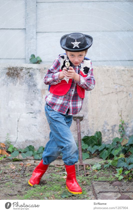 391 [hands up!] Spielen Kinderspiel Polizist Wilder Westen Garten Kindergarten Junge Mensch 8-13 Jahre Kindheit verkleidet Mauer Wand Hemd Jeanshose Fell