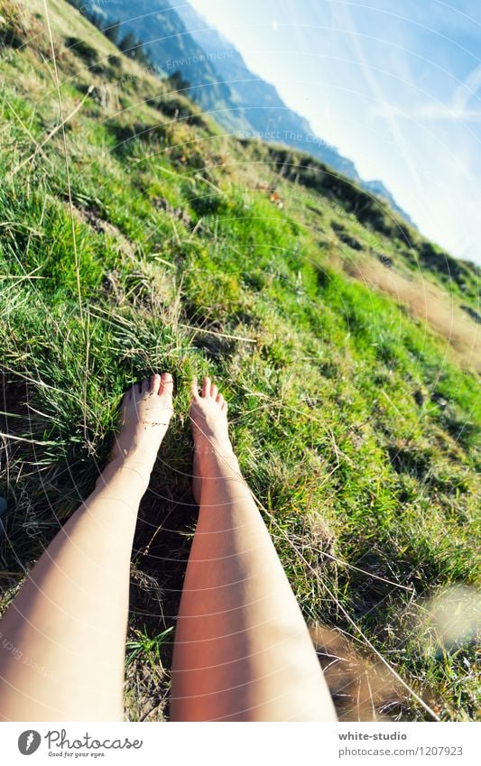 Ausspannen Lifestyle Wellness Leben harmonisch Wohlgefühl Zufriedenheit Sinnesorgane Erholung ruhig Meditation Beine Fuß Himmel Schönes Wetter Hügel Felsen