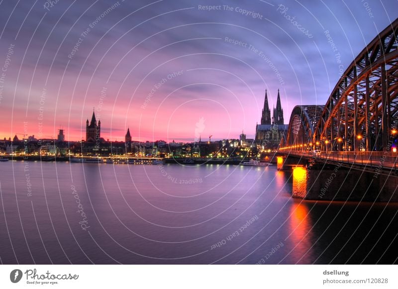 Abenddämmerung Kölner Dom - Eisenbahnbrücke Sonnenuntergang rot blau gelb mehrfarbig Romantik beeindruckend Korona Silhouette Rhein Hohenzollernbrücke violett