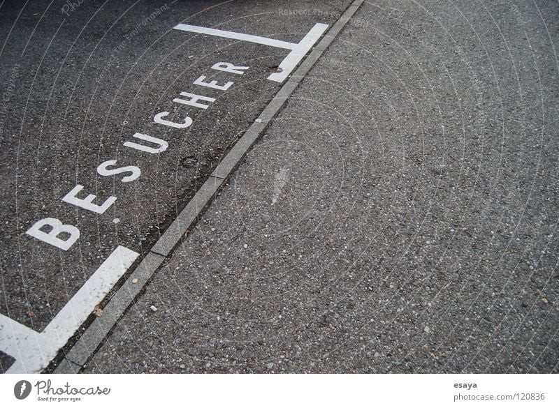 Besucher Parkplatz Beton Teer grau Willkommen Einsamkeit offen parken gesucht diagonal Platz Graffiti Wandmalereien Schriftzeichen visit frei