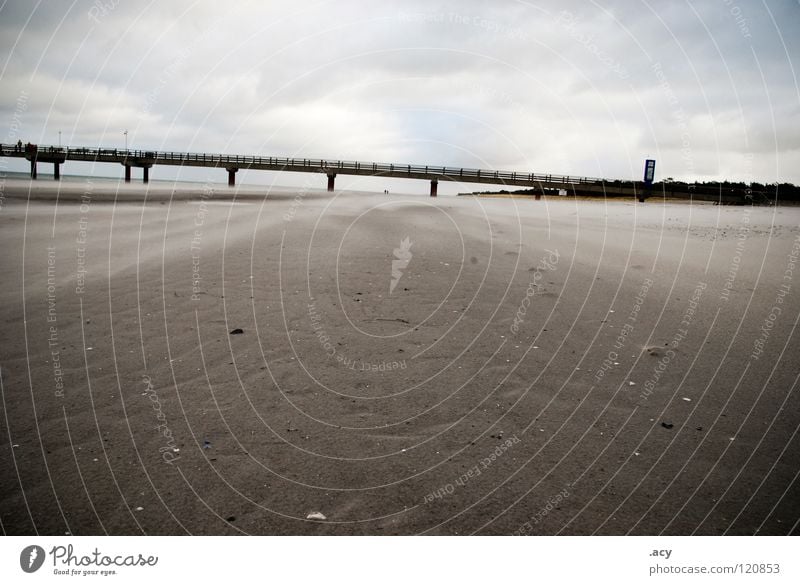 schiefstrand Strand Prerow grau Wolken dunkel weiß Ferien & Urlaub & Reisen kalt Winter Ferne zuletzt trist Erde Sand Wind Wetter Brücke Natur leer