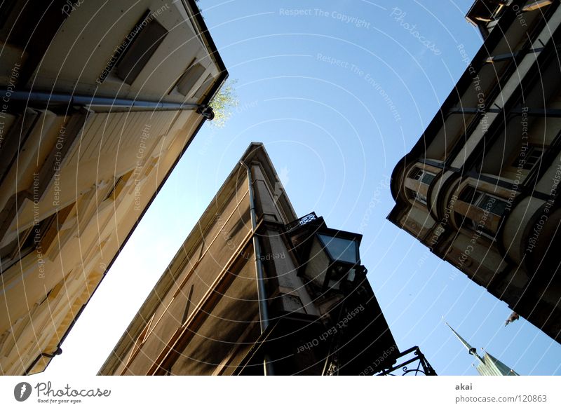 Freiburger Perspektiven 10 Stadt Fischerau krumm himmelblau Haus Gebäude Handwerk Architektur Altstadt Freiburg im Breisgau akai jörg joerg Himmel Baustelle