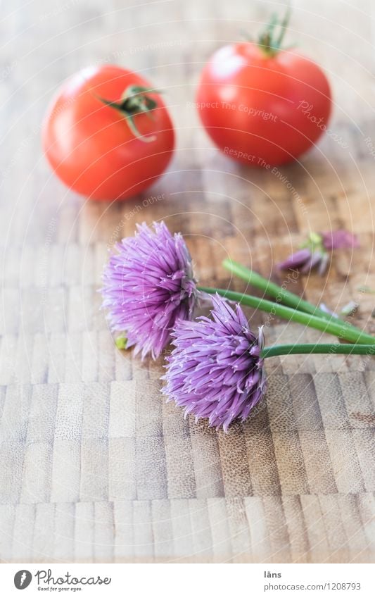 Vorbereitung Lebensmittel Gemüse Schnittlauch Tomate Ernährung Vegetarische Ernährung Slowfood Küche Blüte Holz authentisch einfach frisch Gesundheit natürlich