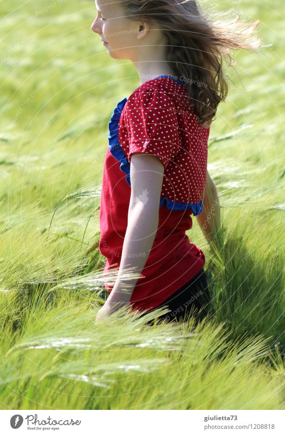 Wind in den Haaren... Kind Mädchen Kindheit Haare & Frisuren 8-13 Jahre Frühling Sommer Pflanze Nutzpflanze Gerstenfeld Getreide Kornfeld Denken Erholung