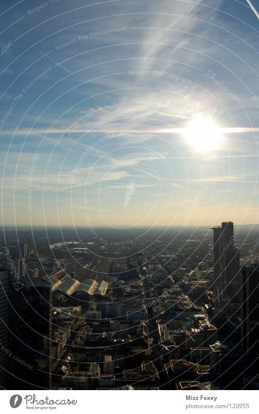 Frankfurter Horizont I Frankfurt am Main Stadt Kondensstreifen Hochhaus Himmel Sonne blau Bahnhof