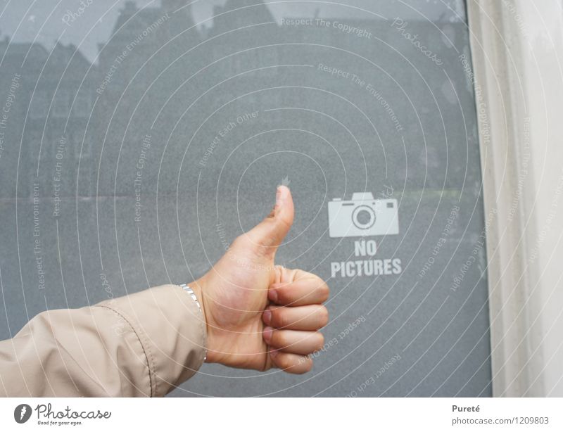 NO PICTURES Jugendliche Hand Finger Kleinstadt Haus Gebäude Fenster Freude trotzig einzigartig Daumen Like hoch Reflexion & Spiegelung unlogisch Amsterdam