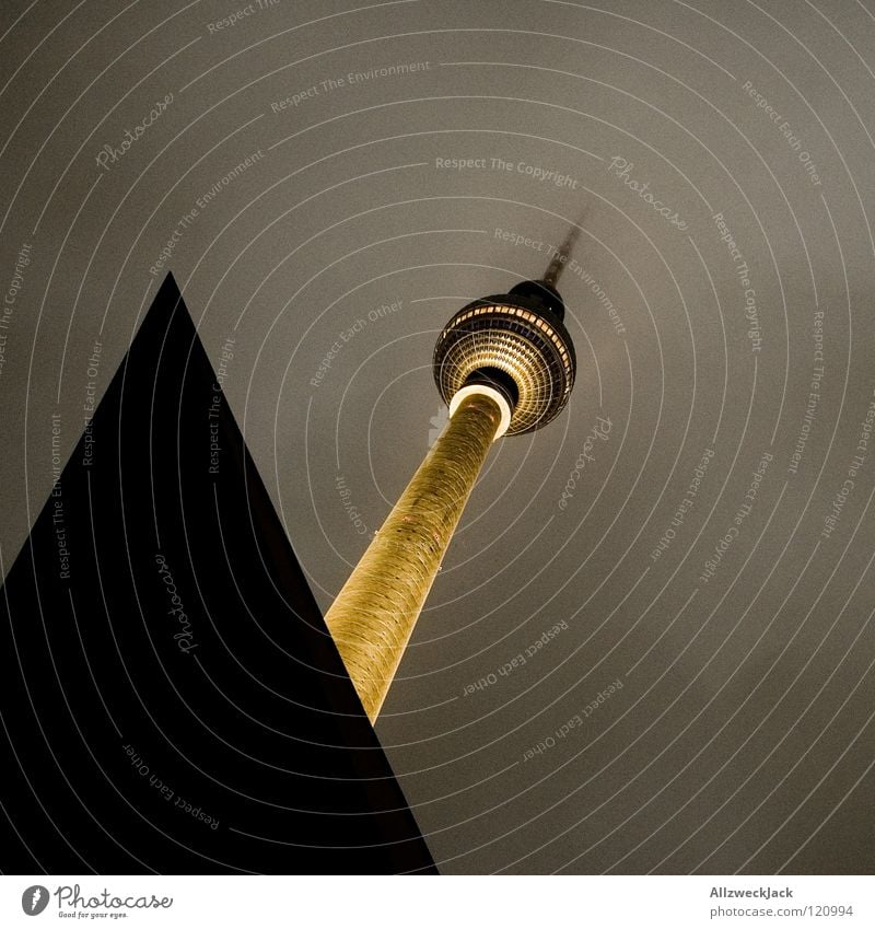 Leuchtturm Alexanderplatz Mitte Berlin Osten Gebäude Bauwerk Wahrzeichen Nebel Wolken dunkel Hochnebel Beleuchtung Licht trüb Deutsche Telekom Denkmal Turm