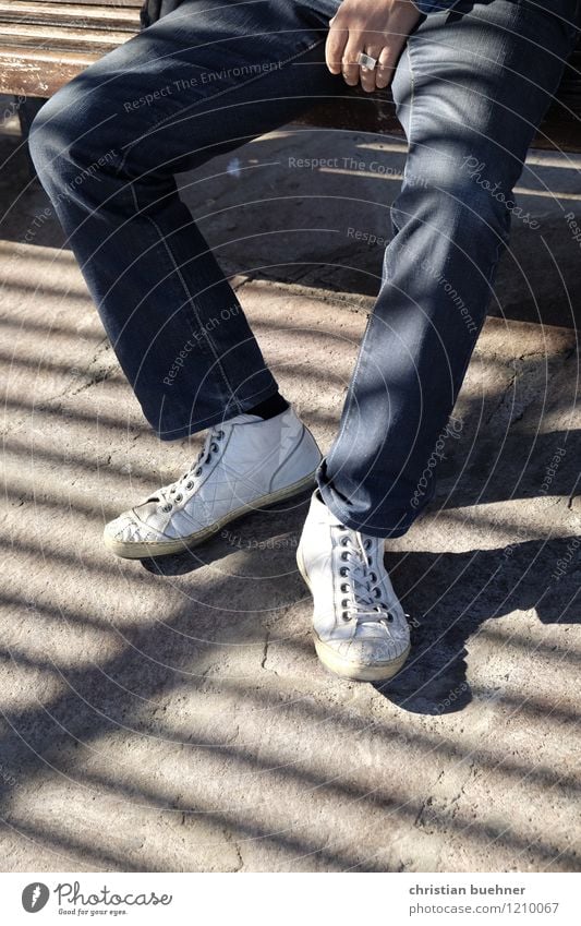 Zebra Mann Erwachsene Beine Fuß 1 Mensch Jeanshose Turnschuh Erholung sitzen warten Zufriedenheit Gelassenheit Langeweile Müdigkeit Einsamkeit Erschöpfung