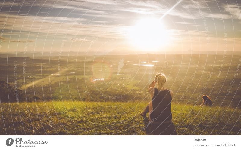 Der Sonne entgegen II Ferien & Urlaub & Reisen Tourismus Ausflug Ferne Freiheit Sommer Sommerurlaub Sonnenbad Berge u. Gebirge wandern feminin Junge Frau