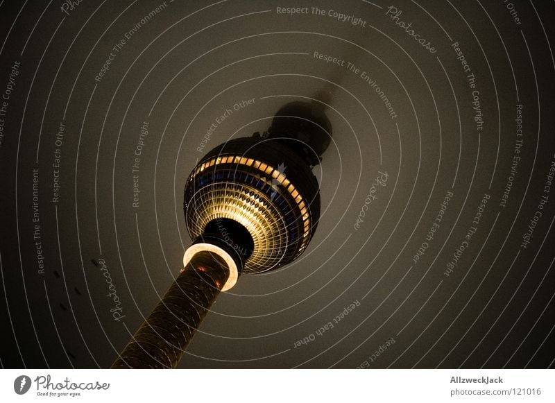 déjà vu Alexanderplatz Mitte Berlin Osten Gebäude Bauwerk Wahrzeichen Nebel Wolken dunkel Hochnebel Beleuchtung Licht trüb Deutsche Telekom Denkmal Radio Turm