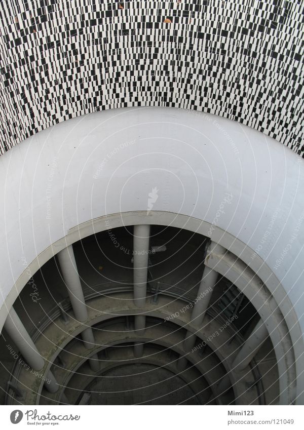 Nicht reinfallen... Tunnel rund Geometrie Spirale Schneckenhaus Konstruktion tief Fliesen u. Kacheln Sogwirkung Schwarzweißfoto Architektur