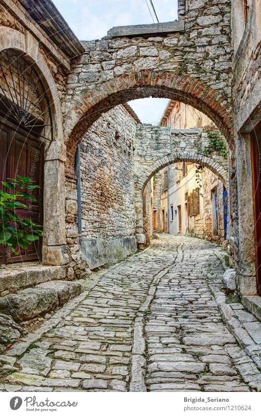 Typische Straße in Bale oder Valle in Kroatien Dorf Kleinstadt Stein alt ästhetisch braun grau friedlich ruhig Ferien & Urlaub & Reisen Ballen Tal Istrien Gasse