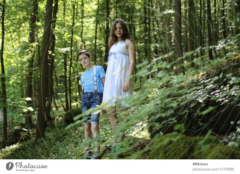 Sehen maskulin feminin Mädchen Junge Geschwister Bruder Schwester Freundschaft Kindheit 2 Mensch 8-13 Jahre Sommer Park Wald Kleid Hosenträger beobachten