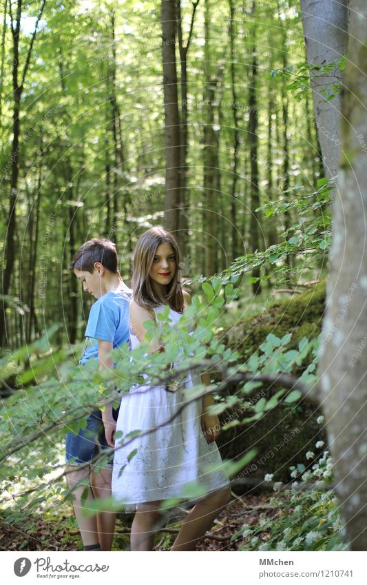 Duo Mädchen Junge Geschwister Bruder Schwester Kindheit 2 Mensch 8-13 Jahre Natur Sommer Schönes Wetter Baum Wald Felsen Berge u. Gebirge Denken Lächeln stehen