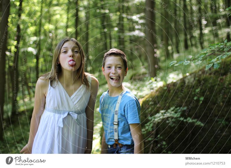 Komiker Mensch Kind Mädchen Junge Familie & Verwandtschaft Freundschaft Kindheit Leben 2 8-13 Jahre Natur Sommer Baum Wald lachen Fröhlichkeit grün Freude