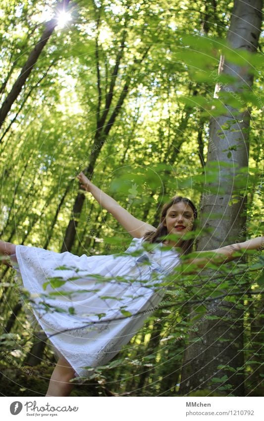 *rechts*links*oben*unten* Mädchen 8-13 Jahre Kind Kindheit Natur Sommer Baum Wald Lächeln leuchten Blick stehen frech Glück schön sportlich grün weiß Freude