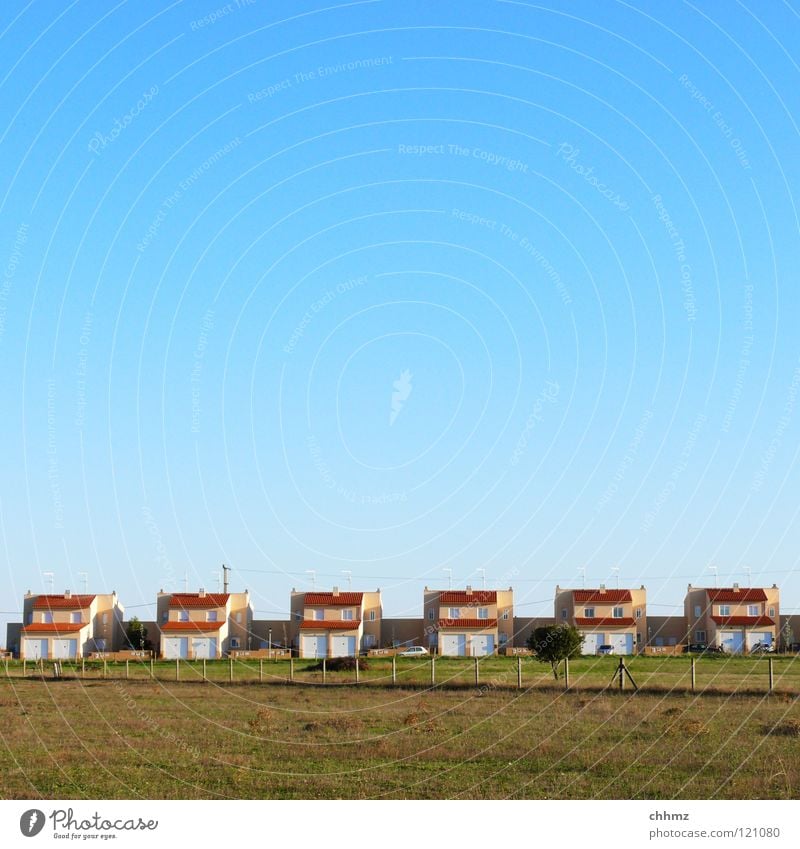 Häuser in Reihe Haus Reihenhaus Einfamilienhaus Gebäude horizontal 6 Aussicht Feld Wiese Dorf Wohnsiedlung Neubau identisch Horizont Zaun Lücke Ordnung gleich