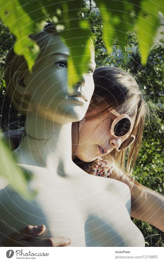 echt/unecht .. Natur Außenaufnahme Blatt Gesicht Kopf Haare & Frisuren Kind Mädchen Sonnenbrille authentisch falsch Schaufensterpuppe